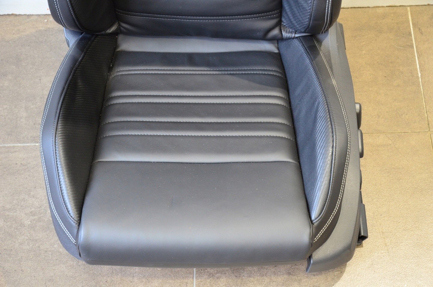Intérieur VW PASSAT B8 LIFT R-LINE 2018 CUIR NOIR CARBONE NEUF – Image 14