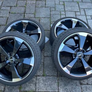 jantes d'origine Audi 19 pouces RS3 8V pneus été roues été design 5 branches Rotor II noir 2x 8,5J x 19 pouces avec ET 53 (avant) 2x 8J x 19 pouces avec ET 49 (arrière) Pneus Premium : 4x Dunlop Sport Maax RT2 en 235/35/19 91Y Profil : 2x 7mm et 2x 5mm les 4 jantes en état absolument neuf aucun dommage au trottoir !! brille comme au premier jour pas d'opération par mauvais temp