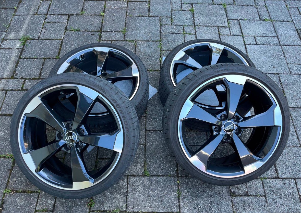 jantes d'origine Audi 19 pouces RS3 8V pneus été roues été design 5 branches Rotor II noir 2x 8,5J x 19 pouces avec ET 53 (avant) 2x 8J x 19 pouces avec ET 49 (arrière) Pneus Premium : 4x Dunlop Sport Maax RT2 en 235/35/19 91Y Profil : 2x 7mm et 2x 5mm les 4 jantes en état absolument neuf aucun dommage au trottoir !! brille comme au premier jour pas d'opération par mauvais temp