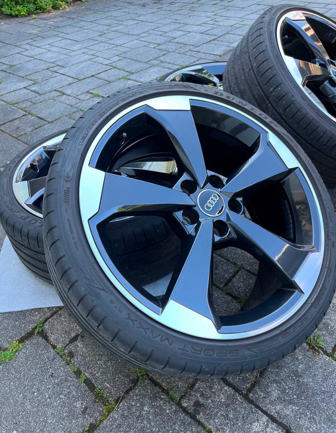 jantes d'origine Audi 19 pouces RS3 8V pneus été roues été design 5 branches Rotor II noir 2x 8,5J x 19 pouces avec ET 53 (avant) 2x 8J x 19 pouces avec ET 49 (arrière) Pneus Premium : 4x Dunlop Sport Maax RT2 en 235/35/19 91Y Profil : 2x 7mm et 2x 5mm les 4 jantes en état absolument neuf aucun dommage au trottoir !! brille comme au premier jour pas d'opération par mauvais temp – Image 3