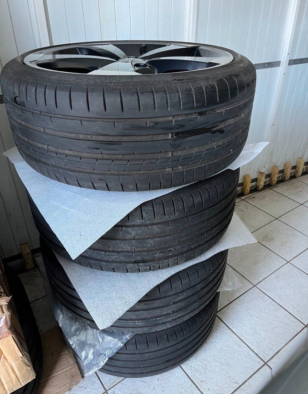 jantes d'origine Audi 19 pouces RS3 8V pneus été roues été design 5 branches Rotor II noir 2x 8,5J x 19 pouces avec ET 53 (avant) 2x 8J x 19 pouces avec ET 49 (arrière) Pneus Premium : 4x Dunlop Sport Maax RT2 en 235/35/19 91Y Profil : 2x 7mm et 2x 5mm les 4 jantes en état absolument neuf aucun dommage au trottoir !! brille comme au premier jour pas d'opération par mauvais temp – Image 5